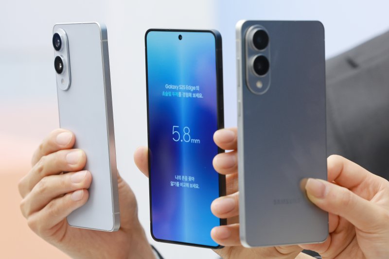 지난 5월 13일 서울 삼성 강남에서 초슬림형 스마트폰인 <span id='_stock_code_005930' data-stockcode='005930'>삼성전자</span> 갤럭시 S25 엣지가 공개되고 있다. 연합뉴스