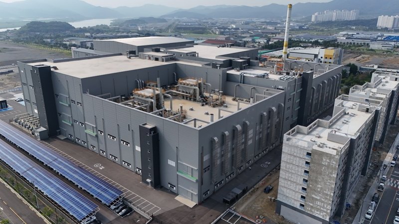 <span id='_stock_code_066970' data-stockcode='066970'>엘앤에프</span>의 대구 구지 3공장 전경. 엘앤에프 제공