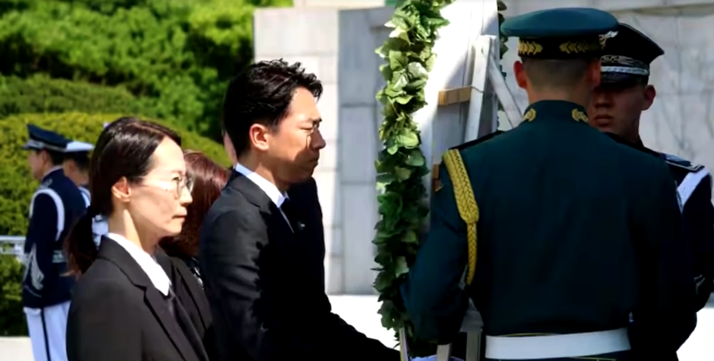 현충원서 참배하는 고이즈미 신지로 농림수산상.산케이신문