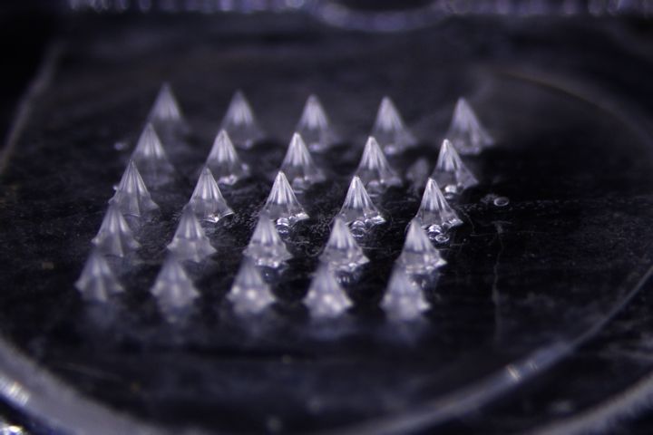 마이크로니들 패치를 6.7배 확대한 모습. <span id='_stock_code_069620' data-stockcode='069620'>대웅제약</span> 제공