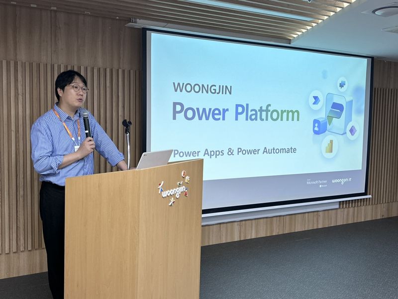 지난 12일 서울 중구 <span id='_stock_code_016880' data-stockcode='016880'>웅진</span> 청계사옥에서 열린 ‘마이크로소프트 파워플랫폼 핸즈온 세미나’에서 김제완 웅진 E-솔루션사업팀장이 발표하고 있다. 웅진그룹 제공