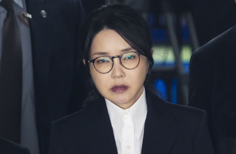 윤석열 전 대통령 부인 김건희 여사가 12일 오후 서울 서초구 서울중앙지법에서 열린 구속 전 피의자 심문(영장실질심사)를 마치고 나오고 있다. 사진&#x3D;뉴스1