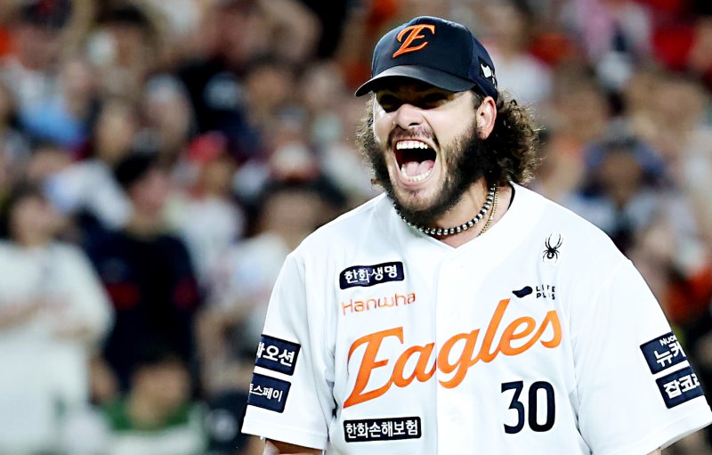 지난 12일 대전 <span id='_stock_code_000880' data-stockcode='000880'>한화</span>생명볼파크에서 열린 프로야구 '2025 <span id='_stock_code_005450' data-stockcode='005450'>신한</span> SOL 뱅크 KBO리그' 한화이글스 대 롯데자이언츠 경기에서 한화 폰세가 5회 무실점 호투하며 마운드를 내려오고 있다. 뉴스1