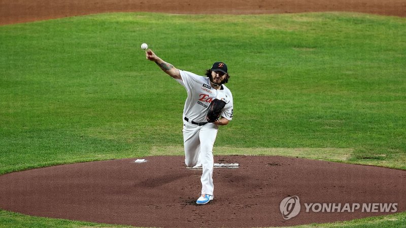 지난 12일 롯데 자이언츠와의 경기에서 역투하는 폰세. 연합뉴스