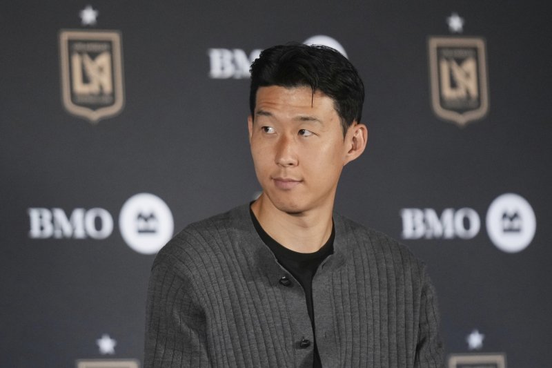 [로스앤젤레스&#x3D;AP&#x2F;뉴시스] 손흥민이 6일(현지 시간) 미 캘리포니아주 로스앤젤레스(LA)의 BMO 스타디움에서 미국프로축구(MLS) LA FC 입단 기자회견을 하고 있다. 2025.08.07. 