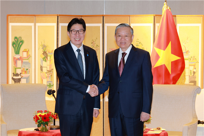 박형준 부산시장(왼쪽)이 13일 국빈 방문 일정 중 하나로 부산 부산진구 롯데호텔에서 열린 주부산베트남총영사관 출범식에 참석한 또 럼 베트남 공산당 중앙집행위원회 서기장을 접견하고 있다. 부산시 제공 