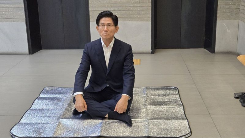 김문수 국민의힘 대표 후보가 13일 서울 여의도 중앙당사에서 김건희 여사 관련 의혹 특별검사팀의 압수수색을 저지하기 위해 농성에 나섰다. &#x2F;사진&#x3D;김문수 국민의힘 대표 후보 캠프