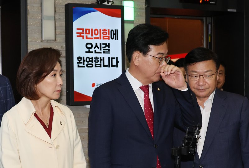 국민의힘 송언석 비상대책위원장 겸 원내대표가 13일 서울 여의도 국민의힘 당사에서 당사 압수수색과 관련해 입장을 밝히기 위해 취재진 앞에 서고 있다. 연합뉴스