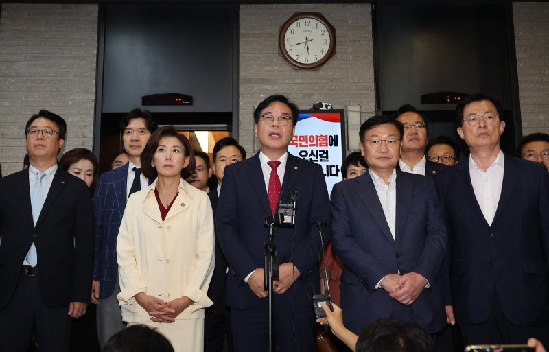 국민의힘 송언석 비상대책위원장 겸 원내대표가 13일 서울 여의도 국민의힘 당사에서 당사 압수수색과 관련해 입장을 밝히고 있다. 사진=연합뉴스