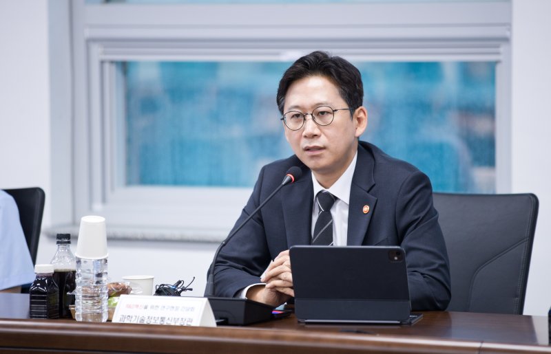 배경훈 과학기술정보통신부 장관이 지난 13일 서울 관악구 서울대학교 반도체공동연구소에서 열린 'R&amp;D 생태계 혁신을 위한 연구현장 간담회'에서 연구자들과 '연구개발 생태계 혁신방안' 관련 의견을 나누는 모습. 과학기술정보통신부 제공