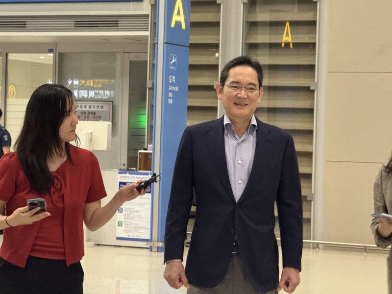 이재용 삼성전자 회장이 15일 미국 출장을 마치고 인천국제공항 제2여객터미널을 통해 귀국하고 있다. 연합뉴스