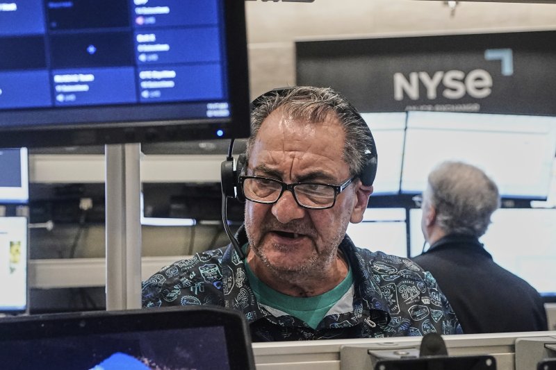 뉴욕 증시가 14일(현지시간) 연방준비제도(연준)의 빅컷 기대감 후퇴 속에 보합권의 혼조세로 마감했다. 스탠더드앤드푸어스(S&amp;P)S500은 강보합 마감하며 사흘째 사상 최고 기록을 경신했다. AP 뉴시스