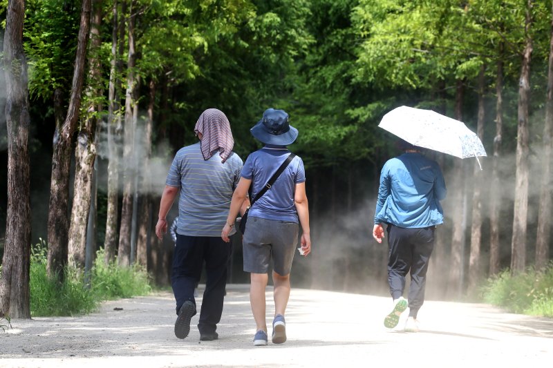 등산로에 쿨링포그가 가동돼 무더위에 지친 시민들의 더위를 식혀주고 있다.  뉴스1