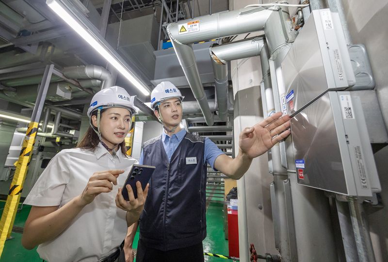 에스원 임직원이 블루스캔의 주요 기능을 설명하고 있다. 에스원 제공