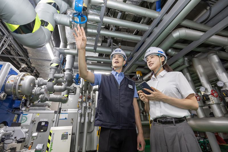 에스원 임직원이 블루스캔의 주요 기능을 설명하고 있다. 에스원 제공