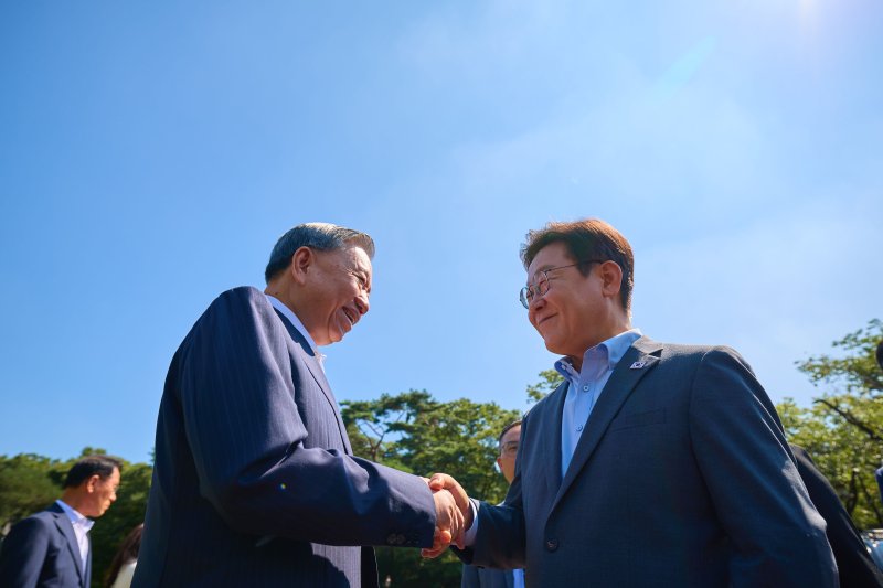 이재명 대통령이 지난 11일 청와대 상춘재에서 국빈방한 중인 또 럼 베트남 당서기장과 악수하고 있다. 사진=뉴시스