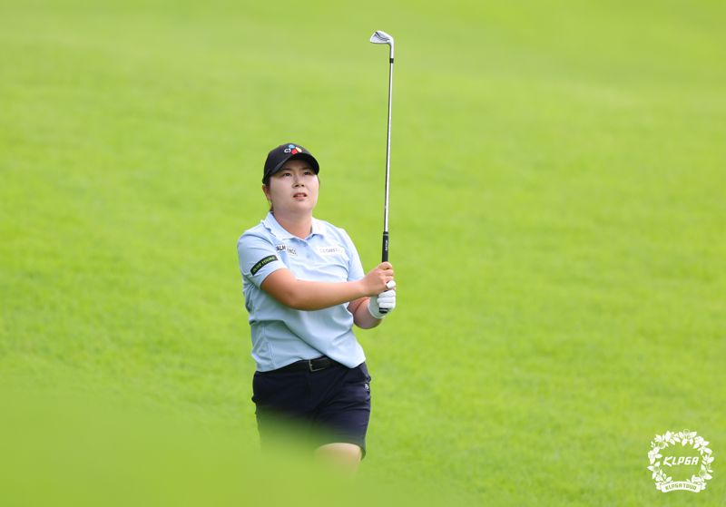 홍정민이 메디힐 챔피언십 최종 라운드 1번홀에서 아이언샷을 하고 있다. KLPGA 제공