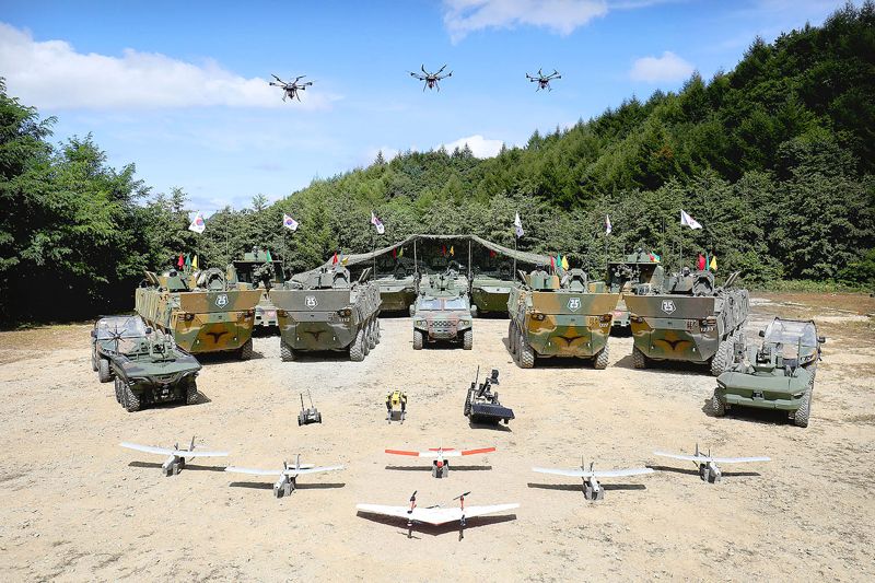 지난 2021년 9월 17일 아미타이거(Army TIGER) 4.0에서 미래 지상군으로 선보인 모델. 4차 산업 신기술들과 인공지능(AI) 및 무인 기술이 적용된 K877 차륜형 지휘소 차량, K808 차륜형 장갑차, 소형 전술차량, 다목적 무인차량, 산악형 오토바이, 드론 등 육군 장비들. 공동취재단