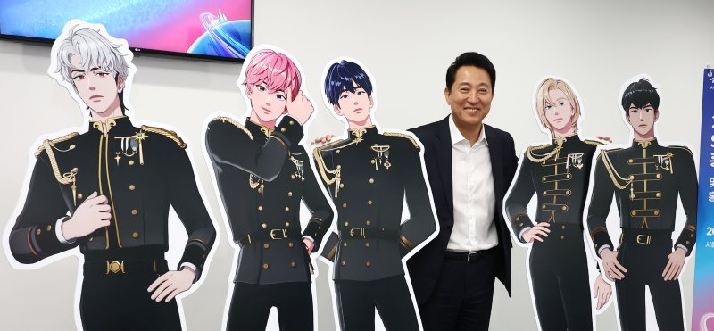 오세훈 서울시장이 지난 12일 서울 중구 서울시청에서 열린 버추얼 아이돌 플레이브 스타트업 서울 홍보대사 및 트라이 에브리씽 홍보단 위촉식에서 버추얼 아이돌 플레이브와 기념촬영을 하고 있다. 뉴스1