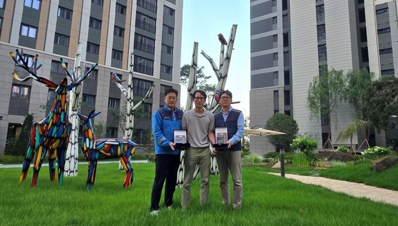 e편한세상 군산 디오션루체 입주예정자협의회가 <span id='_stock_code_375500' data-stockcode='375500'>DL이앤씨</span> 측에 감사패를 전달하고 있다. DL이앤씨 제공