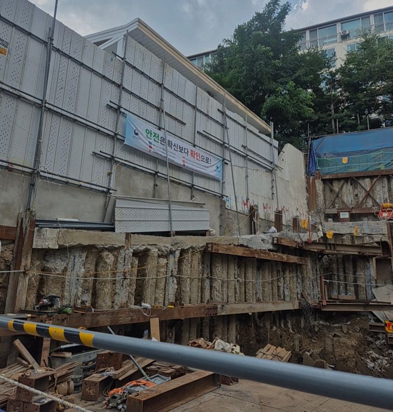 서울의 한 공사 현장에 '안전은 확신보다 확인으로!'라는 문구가 담긴 현수막이 걸려있다. 사진=전민경 기자