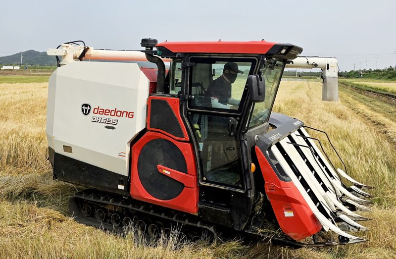<span id='_stock_code_000490' data-stockcode='000490'>대동</span> DH6135-A 콤바인 작업 사진. 대동그룹 제공