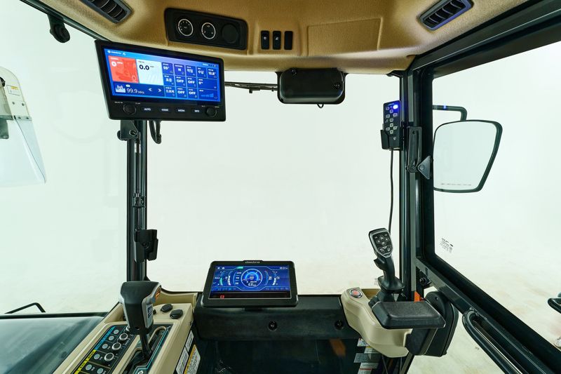 대동 DH6135-A 콤바인 인테리어. 대동그룹 제공