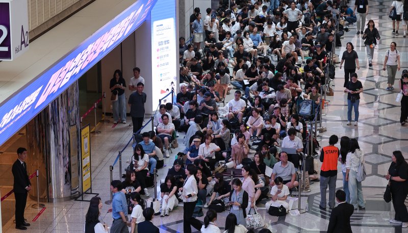 24일 서울 강남구 삼성동 코엑스에서 열린 2026학년도 수시대학입학정보박람회를 찾은 수험생과 학부모들이 입장을 기다리고 있다. 2025.7.24&#x2F;뉴스1 ⓒ News1 김성진 기자 &#x2F;사진&#x3D;뉴스1