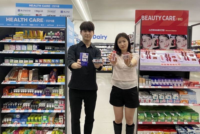 GS25 모델들이 건강-뷰티 카테고리 전문매대 앞에서 포즈를 취하고 있다. GS리테일 제공