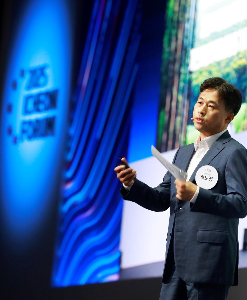 곽노정 <span id='_stock_code_000660' data-stockcode='000660'>SK하이닉스</span> 대표이사 사장이 18일 서울 광진구 워커힐 호텔에서 열린 '이천포럼 2025'에서 개막 연설을 하고 있다. SK제공 
