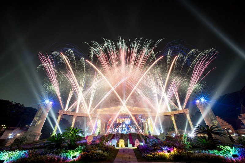 수천발의 불꽃과 음악, 영상 등 특수효과가 어우러진 멀티미디어 불꽃쇼 '렛츠댄스 주크박스'. 삼성물산 리조트부문 제공