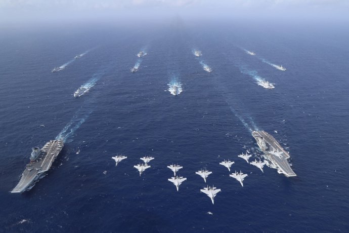 중국이 자국 두 번째이자 첫 국산 항모 산둥호가 전천후 작전능력을 갖췄다고 확인했다. 사진은 지난해 10월 중국 첫 번째 항모인 랴오닝호와 두 번째 항모 산둥호가 남중국해 모 해역에서 &#39;두 항모 공동 훈련&#39;을 실시하는 모습. 뉴시스