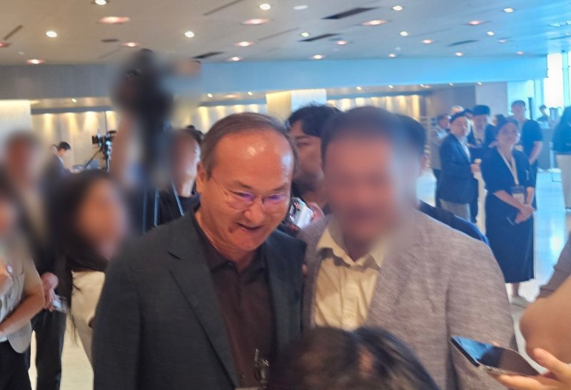 이석희 SK온 대표이사 사장이 18일 서울 광진구 워커힐 호텔에서 열린 SK이천포럼에서 기자들과 만나 답변하고 있다. 공동취재단