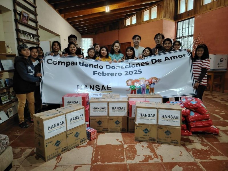 <span id='_stock_code_105630' data-stockcode='105630'>한세실업</span>이 과테말라 아동 보호시설 '천사의 집(Casa de Angel)'에 1200달러 상당의 생필품을 기부한 뒤 기념촬영을 하고 있다. 한세실업 제공