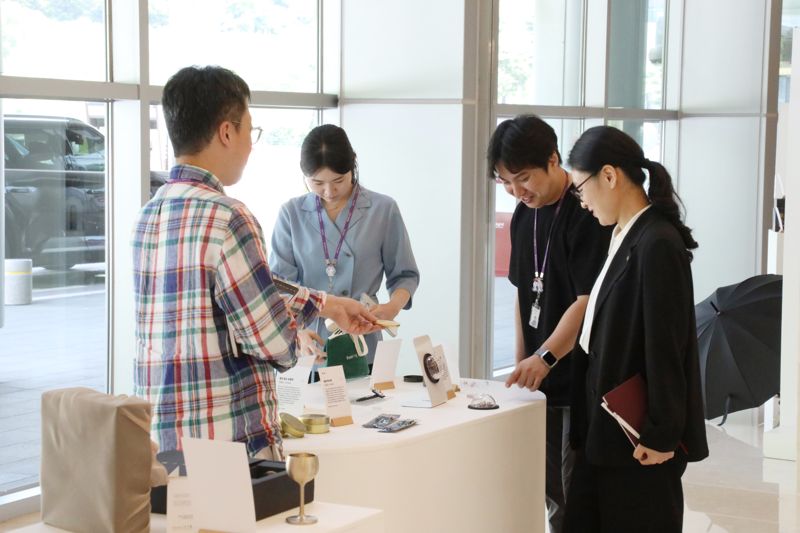 18일 강원도 정선 강원랜드 하이원 그랜드호텔 컨벤션홀에서 진행된 '하이원 굿즈 전시회'. 강원랜드 제공