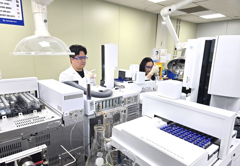 <span id='_stock_code_161000' data-stockcode='161000'>애경케미칼</span> 연구소에서 연구원들이 실험을 진행하고 있다. 애경케미칼제공