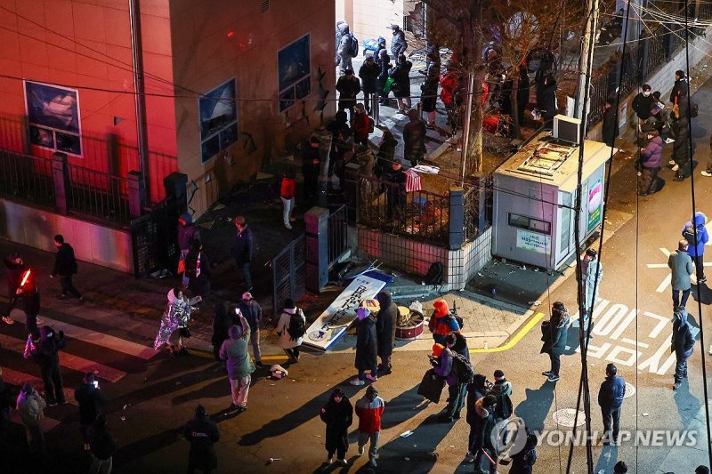 지난 1월 19일 윤석열 대통령 구속영장이 발부되자 윤 대통령 지지자들이 서울서부지법에 난입해 집기와 건조물을 파손했다. 연합뉴스