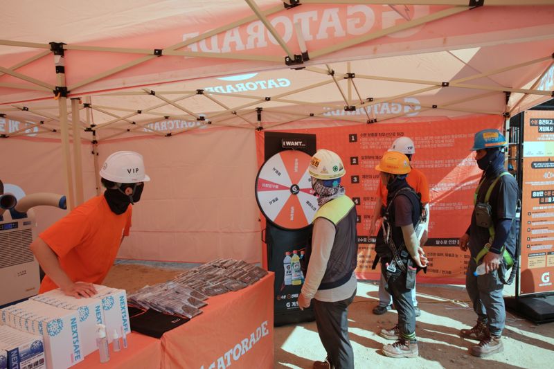 지난 20일 대전하수처리장 현대화 공사현장에서 근로자들이 온열질환 예방 기초상식 퀴즈에 참여한 후 경품을 추첨하고 있다. <span id='_stock_code_000880' data-stockcode='000880'>한화</span> 건설부문