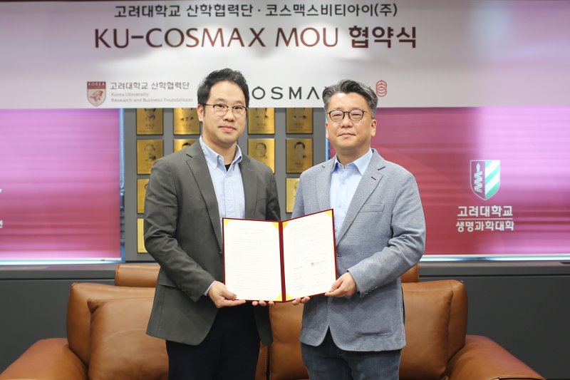 서울 성북구 고려대학교에서 열린 업무협약식에서 이동걸 <span id='_stock_code_044820' data-stockcode='044820'><span id='_stock_code_192820' data-stockcode='192820'>코스맥스</span>비티아이</span> MB랩장(왼쪽)과 이병천 고려대 산학협력단 부단장이 기념 촬영을 하고 있다. 코스맥스 제공