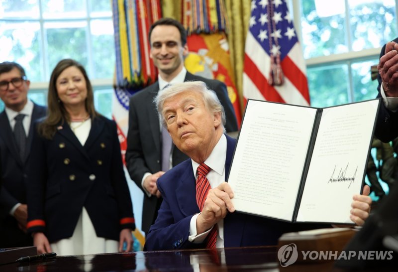 원전 확대 행정명령에 서명한 트럼프 대통령. 연합뉴스 제공. 