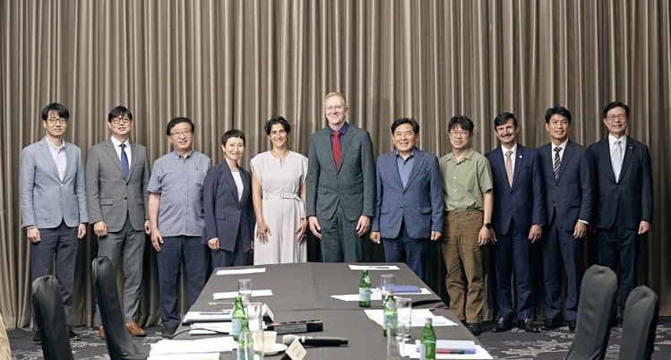 노을 임찬양 대표(왼쪽 첫번째)와 라이트재단 김한이 대표(왼쪽 네번째), 게이츠재단 트레버 문델 회장(가운데)이 20일 간담회 직후 기념사진을 촬영하고 있다. 라이트재단 제공