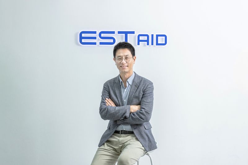 김남현 이스트에이드 대표가 21일 서울 서초동 본사 사옥에서 포즈를 취하고 있다.