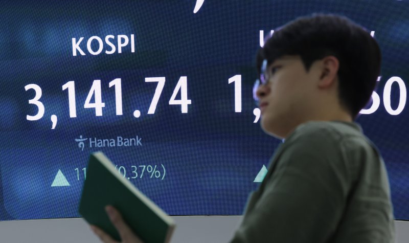 코스피가 전 거래일(3130.09)보다 11.65포인트(0.37%) 오른 3141.74에 마감한 21일 오후 서울 중구 하나은행 딜링룸 전광판에 지수가 표시돼 있다. 2025.08.21. &#x2F;사진&#x3D;뉴시스