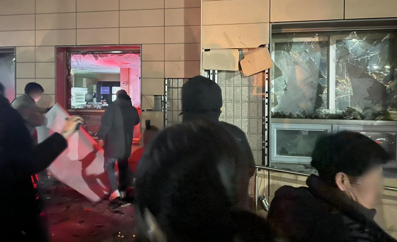 지난 1월 19일 새벽 윤석열 대통령에 대한 구속영장이 발부되자 서울 서부지법에 지지자들이 진입해 난동을 부리고 있다. 뉴스1