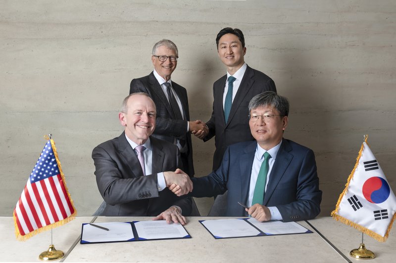 정기선 HD현대 수석부회장(뒷쭐 오른쪽)과 빌 게이츠 테라파워 창업자 겸 회장이 지난 3월 미국에서 '나트륨 원자로의 상업화를위한 제조 공급망 확장 관련 업무협약' 체결을 기념해 악수를 하고 있다.