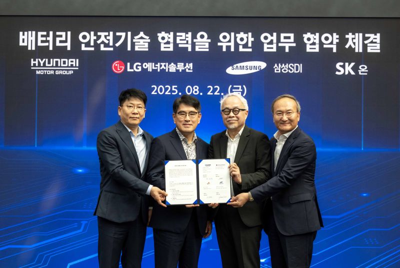 22일 남양연구소에서 열린 ‘배터리 안전기술 협력을 위한 업무 협약 체결식’에서  LG에너지솔루션 대표이사 김동명 사장(왼쪽부터), 현대차·기아 R&amp;D본부장 양희원 사장, 삼성SDI 대표이사 최주선 사장, SK온 대표이사 이석희 사장이 기념촬영을 하고 있다. 현대자동차그룹 제공