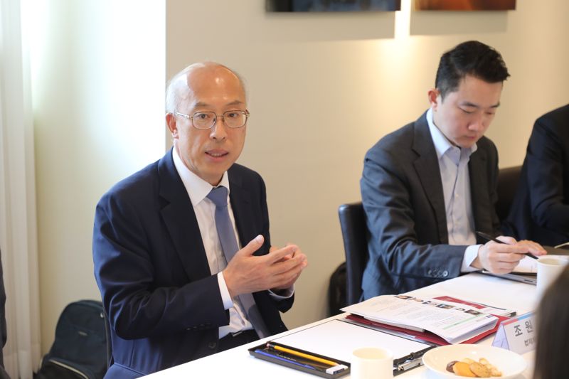 조원철 법제처장(왼쪽)이 22일 오전 서울에서 열린 학계&middot;민간 AI 전문기업들과의 간담회에서 발언하고 있다. 법제처 제공