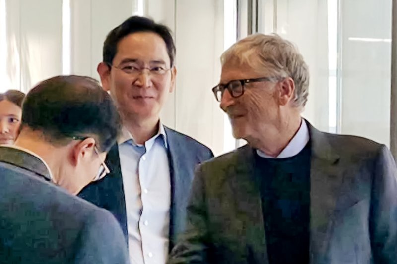 이재용 <span id='_stock_code_005930' data-stockcode='005930'>삼성전자</span> 회장이 22일 삼성전자 서초 사옥을 방문해 오찬을 함께 한 빌 게이츠 게이츠재단 이사장을 배웅하고 있다. 삼성전자 제공