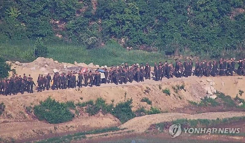 북한이 휴전선 인근에서 자위권을 행사하겠다고 23일 밝혔다. 비무장지대(DMZ)에서 작업 중인 북한군들이 일렬로 이동하고 있다. 다수 인원이 지뢰 폭발로 다치거나 숨지는 사고가 발생한 것으로 전해졌다. 합동참모본부 제공.