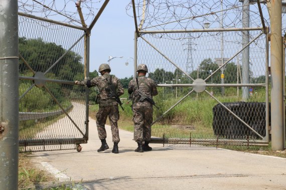 군 장병들이 철거 DMZ 인근 통문을 개방하고 있다. 뉴스1